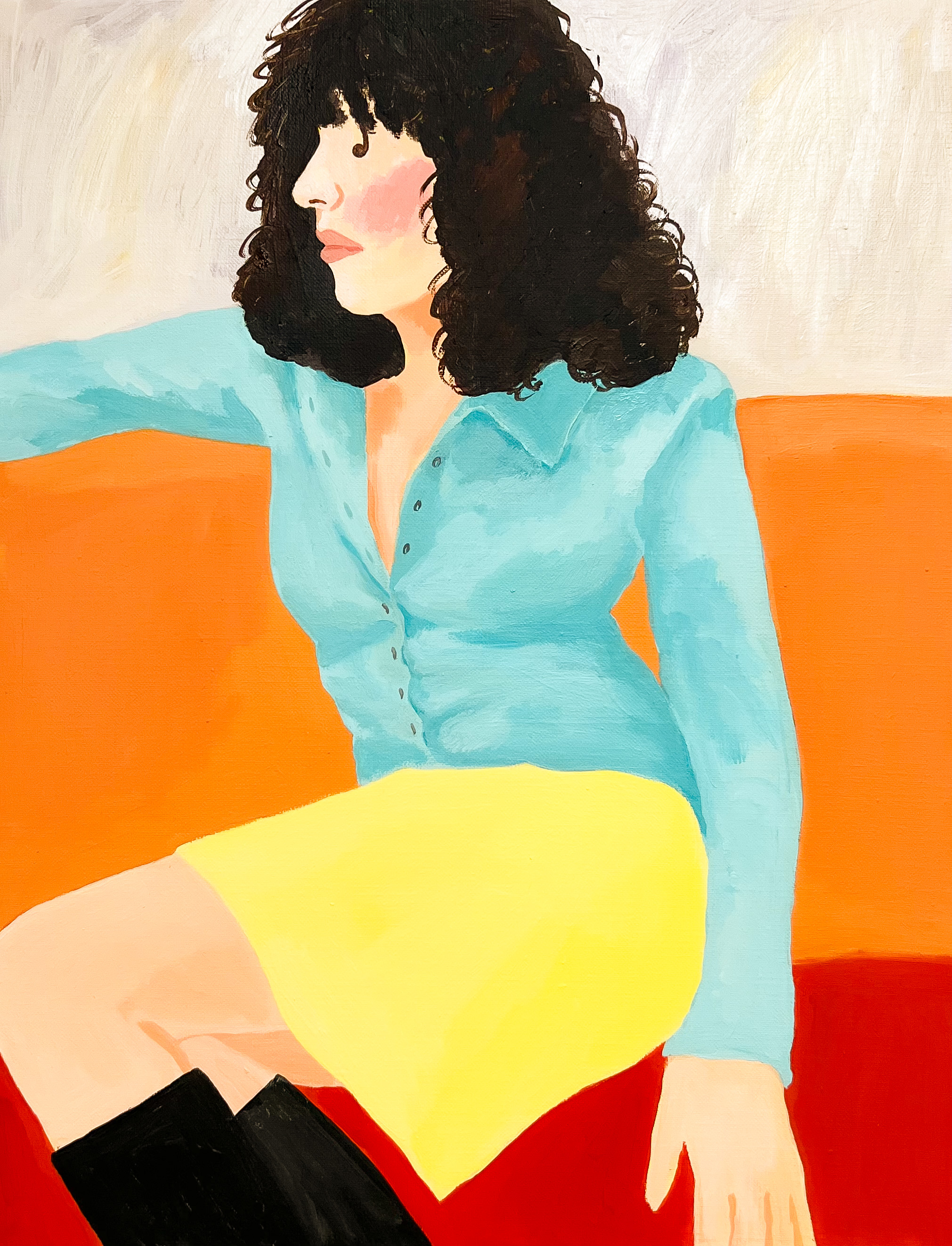 A woman sitting on a sofa - 썸머